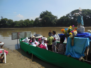 A orillas del rio Cauca. La Rv Maria Teresa  con las niñas de la Comunidad, en una actividad celebrativa.