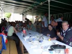 Terminada la EucaristÃ­a,la abuela Gladys madre del novio, nos preparÃ³ un delicioso almuerzo, para todos los invitados.Le ayudaron a servir las tias Ninfa, Cecilia y los muchachos.